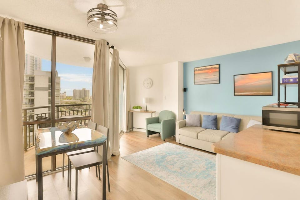 View (from property/room), Balcony/Terrace, Kitchen or kitchenette, Living room, Photo of the whole room, Seating area, Dining area, microwave