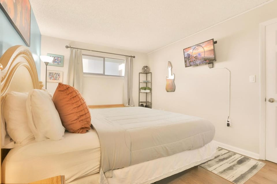 Bed, TV and multimedia, Photo of the whole room, Bedroom