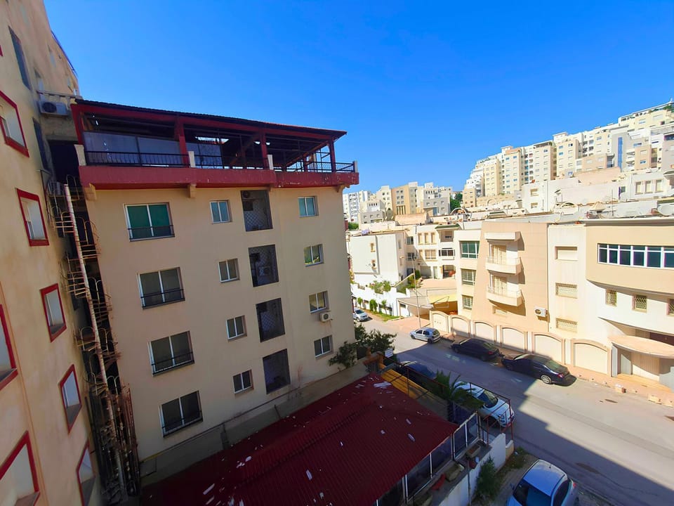 Property building, Day, Neighbourhood, Natural landscape, Winter, City view, Street view, Location, Parking, internet, internet, internet