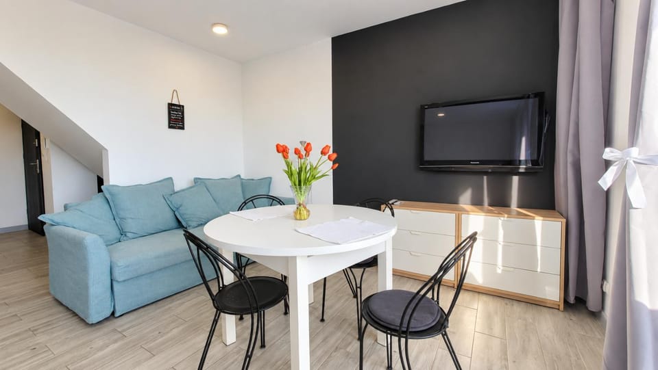 Communal lounge/ TV room, TV and multimedia, Living room, Seating area, Dining area, Evening entertainment
