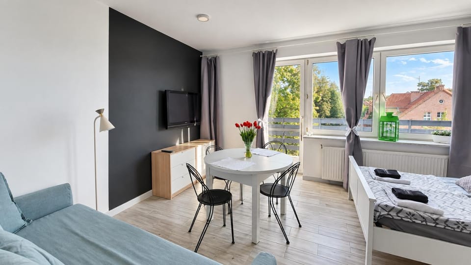 Communal lounge/ TV room, Bed, TV and multimedia, View (from property/room), Balcony/Terrace, Living room, Photo of the whole room, Seating area, Dining area, Evening entertainment, Bedroom