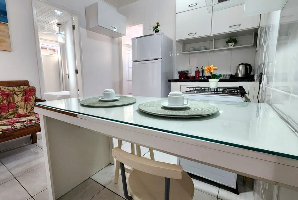 Kitchen or kitchenette, minibar, oven, stove