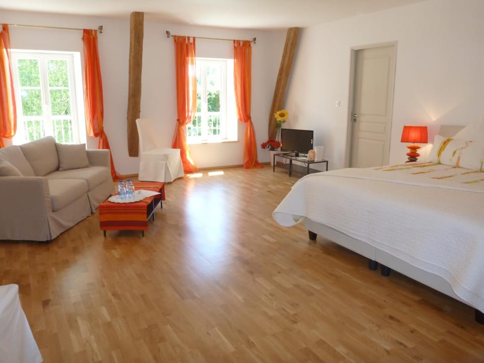 Bed, View (from property/room), Photo of the whole room, Seating area