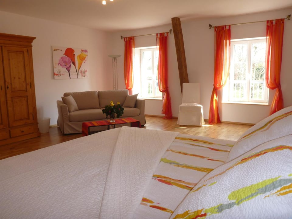 Bed, Photo of the whole room, Decorative detail, Seating area