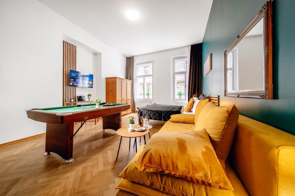 Communal lounge/ TV room, Billiard, TV and multimedia, Living room, Evening entertainment