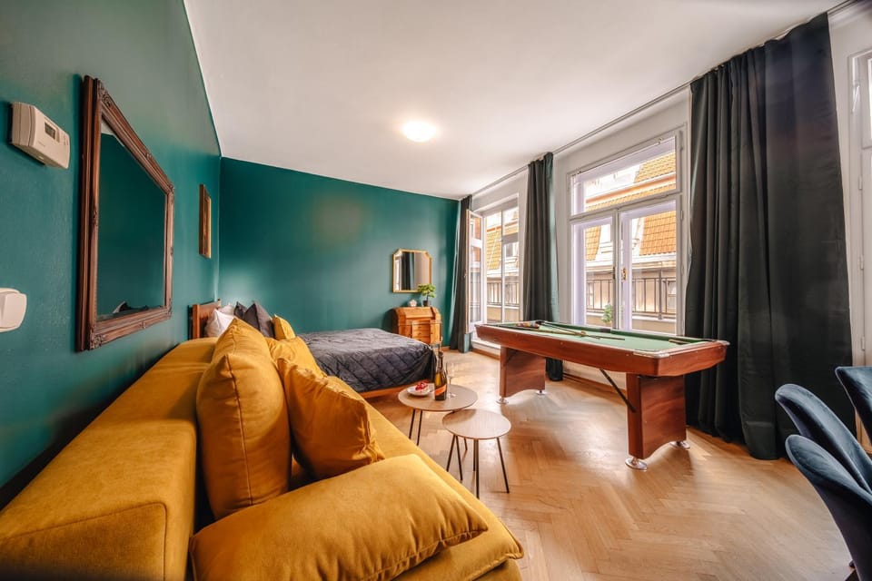 Billiard, TV and multimedia, Living room, Seating area