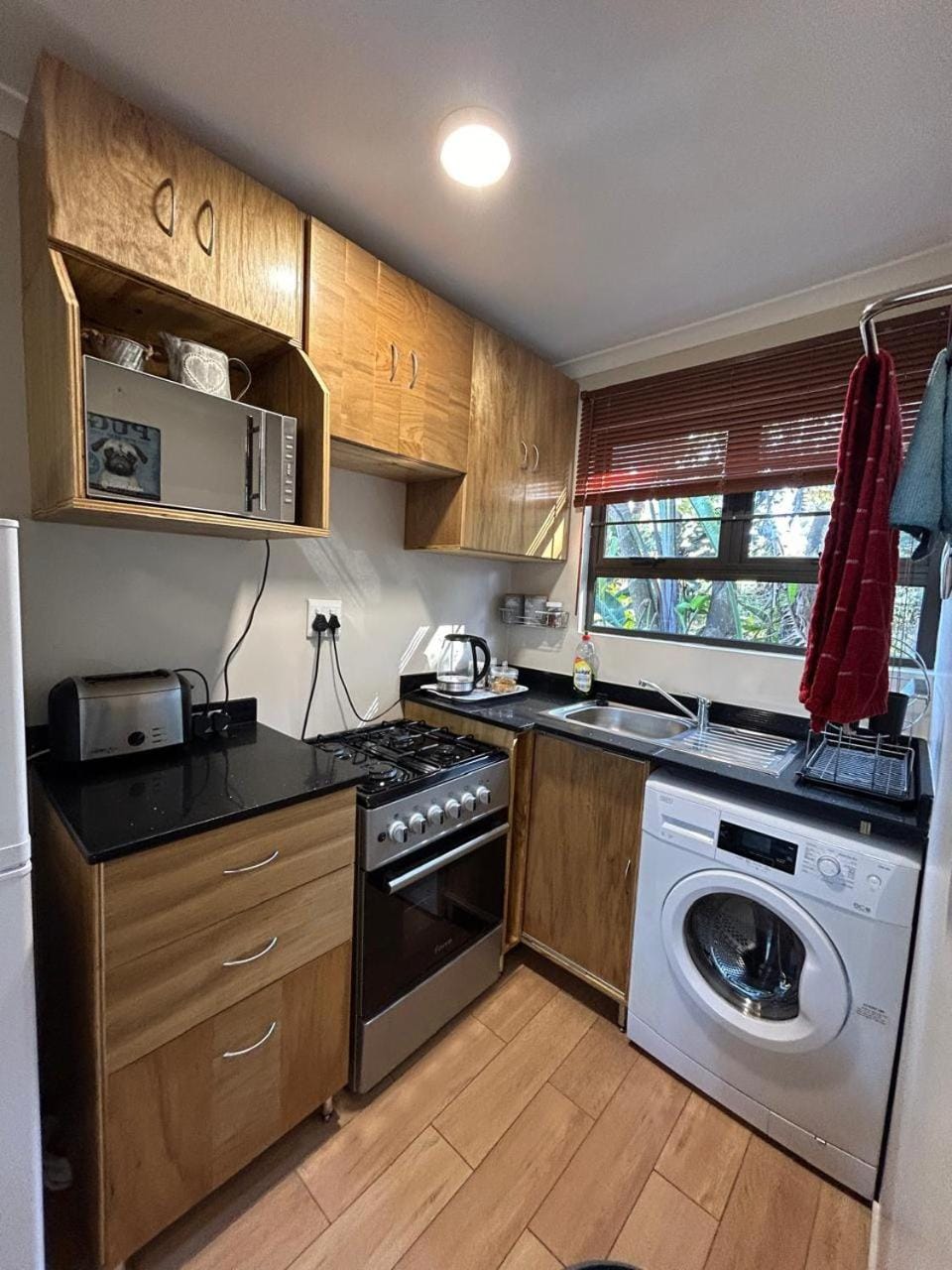 Coffee/tea facilities, Kitchen or kitchenette, oven, stove, toaster