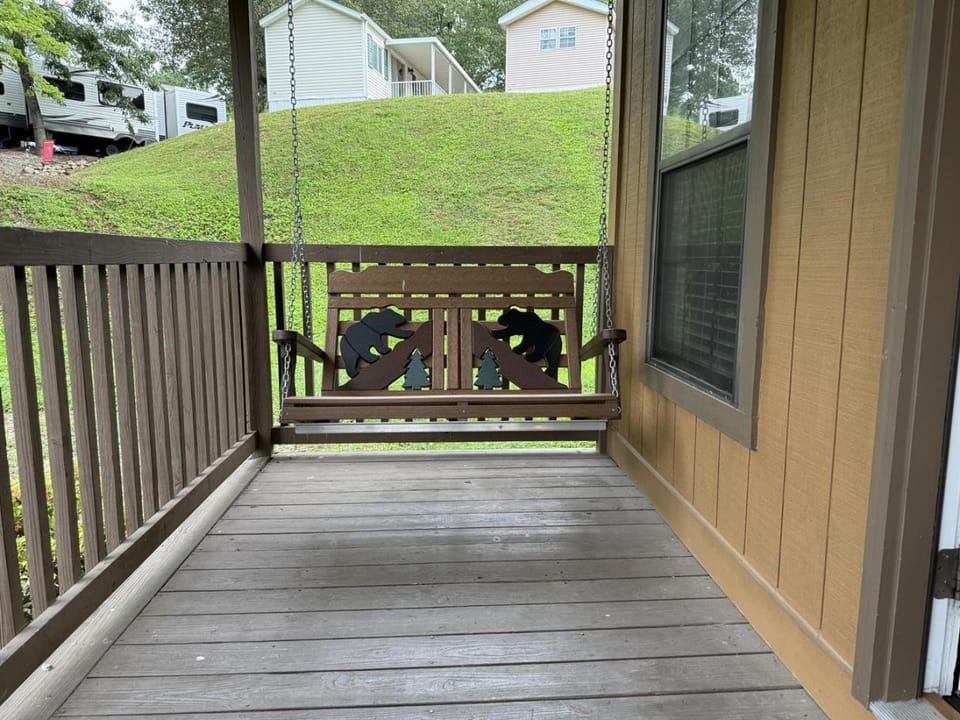 2BR Rustic Cabin with Views and Parking Cabin in Pigeon Forge