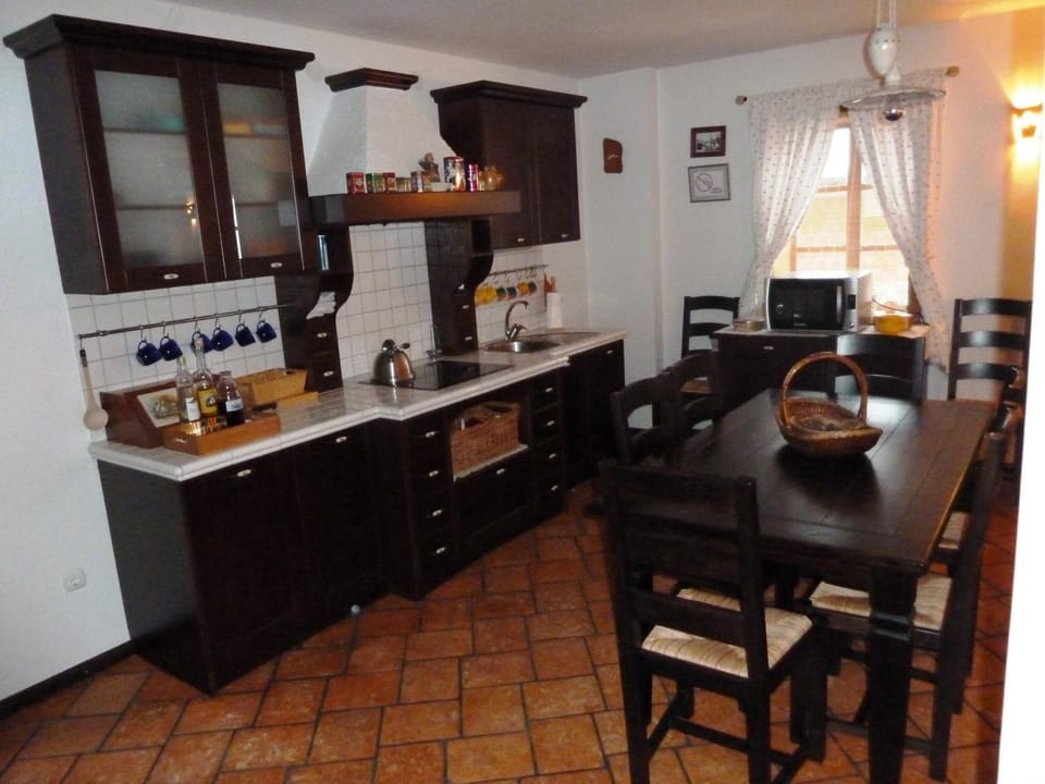 Coffee/tea facilities, Kitchen or kitchenette, Dining area