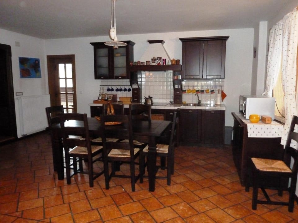Coffee/tea facilities, Kitchen or kitchenette, Dining area