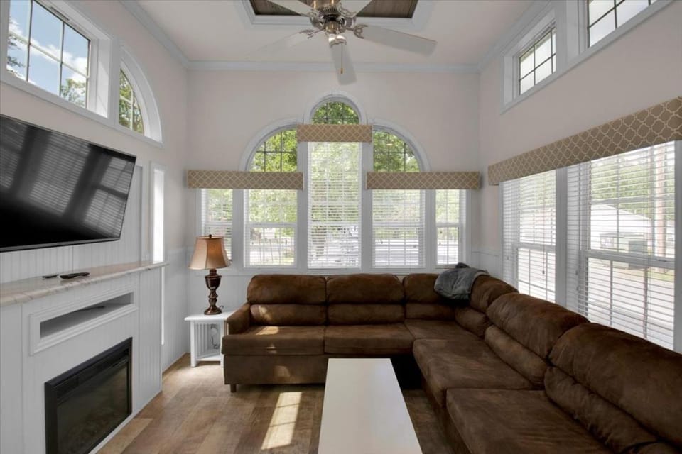 Charming 1BR Cottage with Loft near Dollywood Nature lodge in Pigeon Forge