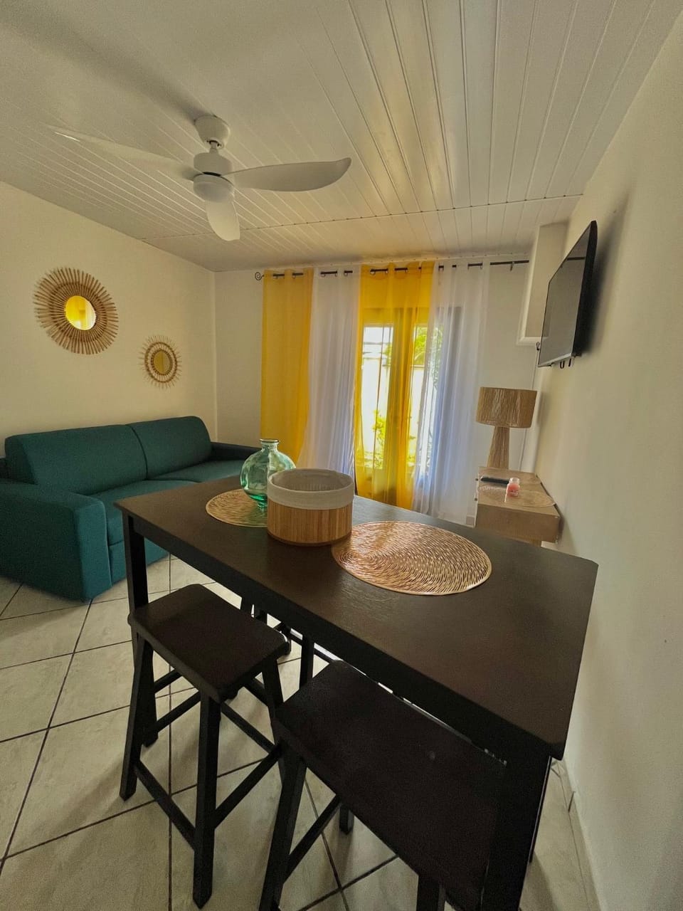 TV and multimedia, Seating area, Dining area