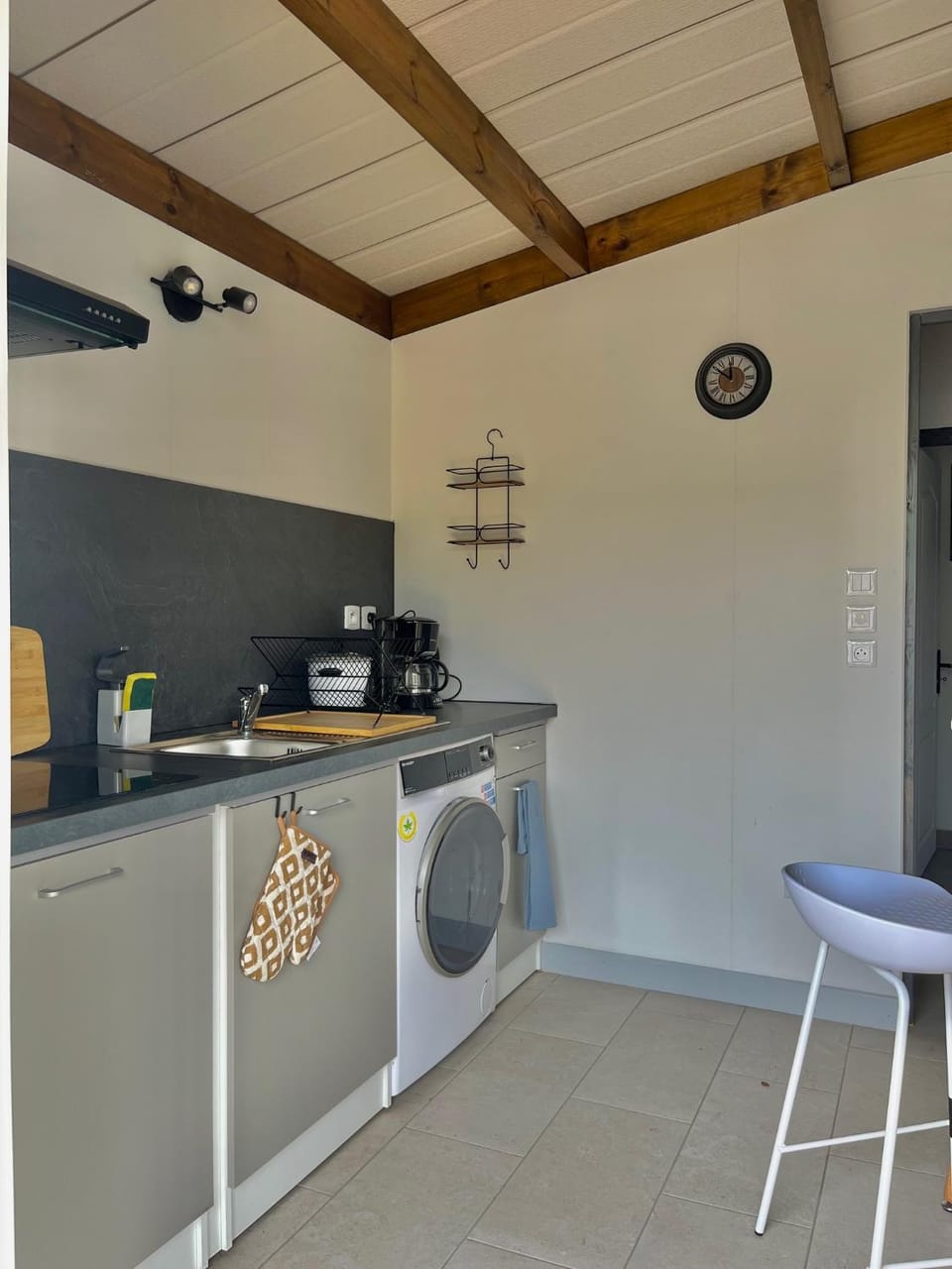 Coffee/tea facilities, Kitchen or kitchenette, microwave, oven, stove, washing machine
