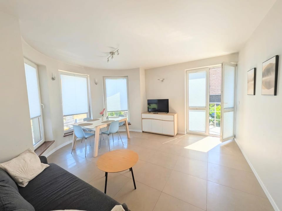 Communal lounge/ TV room, TV and multimedia, Living room, Dining area