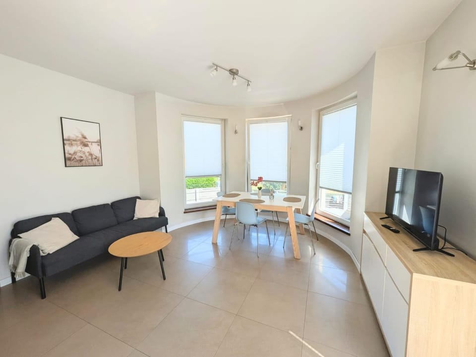 Communal lounge/ TV room, TV and multimedia, Living room, Seating area, Dining area