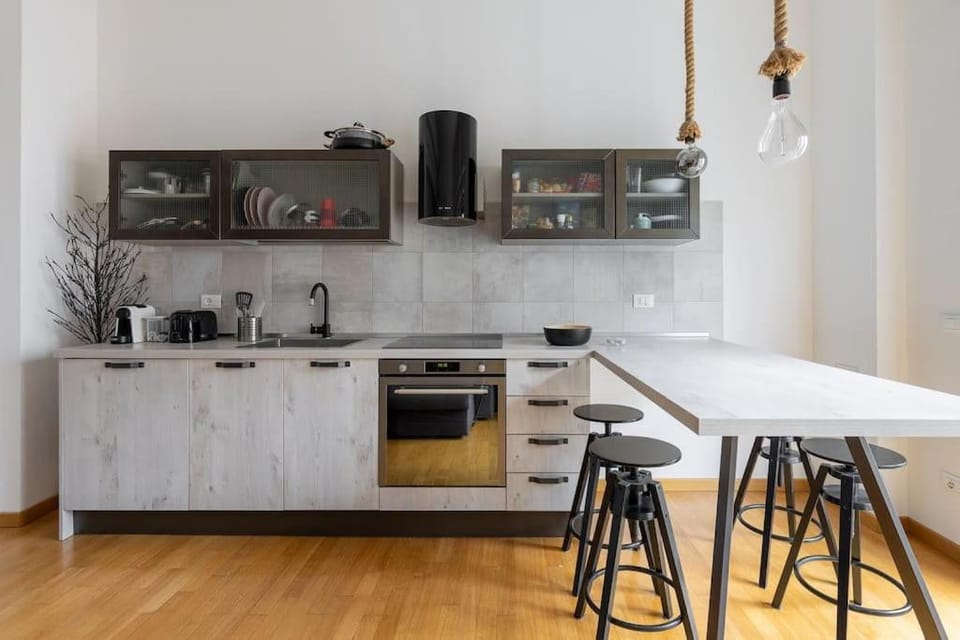 Coffee/tea facilities, Kitchen or kitchenette, Dining area, dishwasher, oven, stove