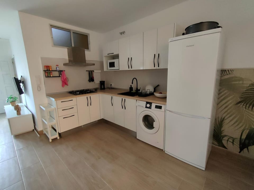 Coffee/tea facilities, Kitchen or kitchenette, stove, toaster, washing machine