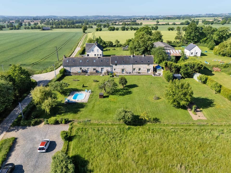Property building, Day, Natural landscape, Pool view, Swimming pool, Location, Parking