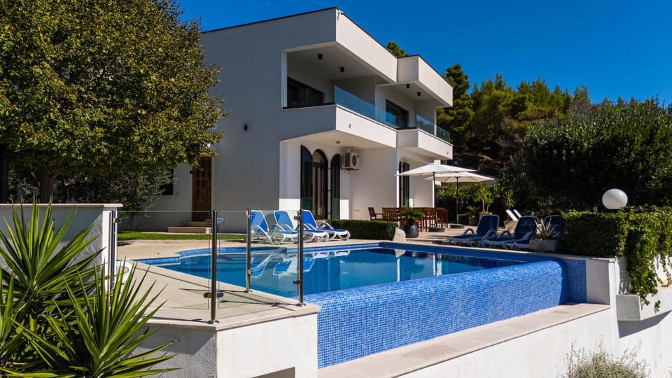 Property building, Garden, Garden view, Swimming pool