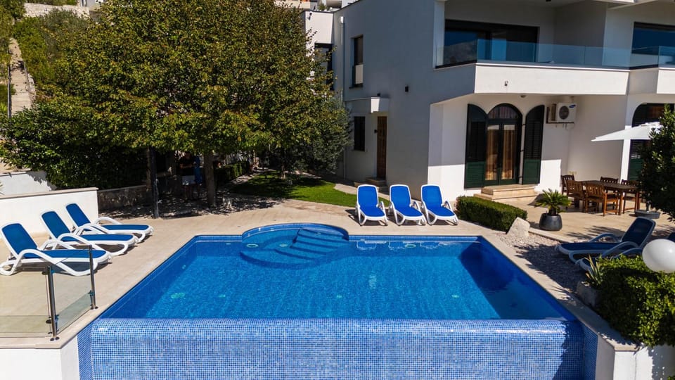 Property building, Garden, Swimming pool