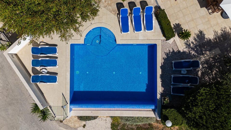 Property building, Garden, Swimming pool