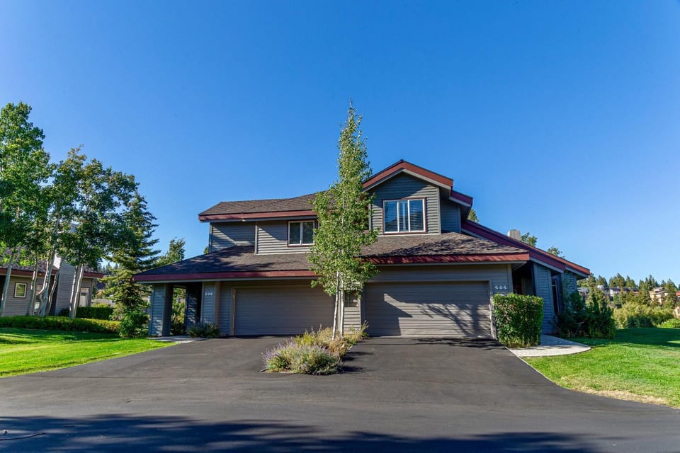 Grand Townhome w/ Meadow Views; Private Garage House in Mammoth Lakes