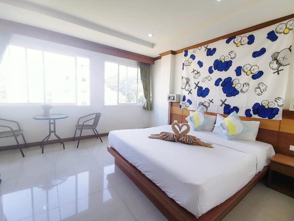 Bed, Photo of the whole room, Seating area