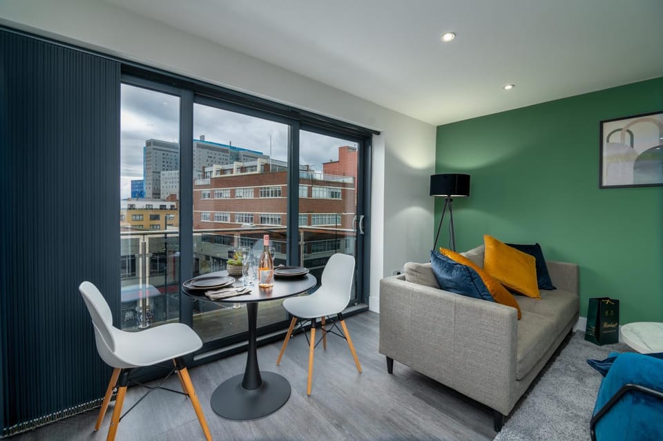 Property building, TV and multimedia, Balcony/Terrace, Living room, Seating area, Dining area, Street view, Street view, Quiet street view