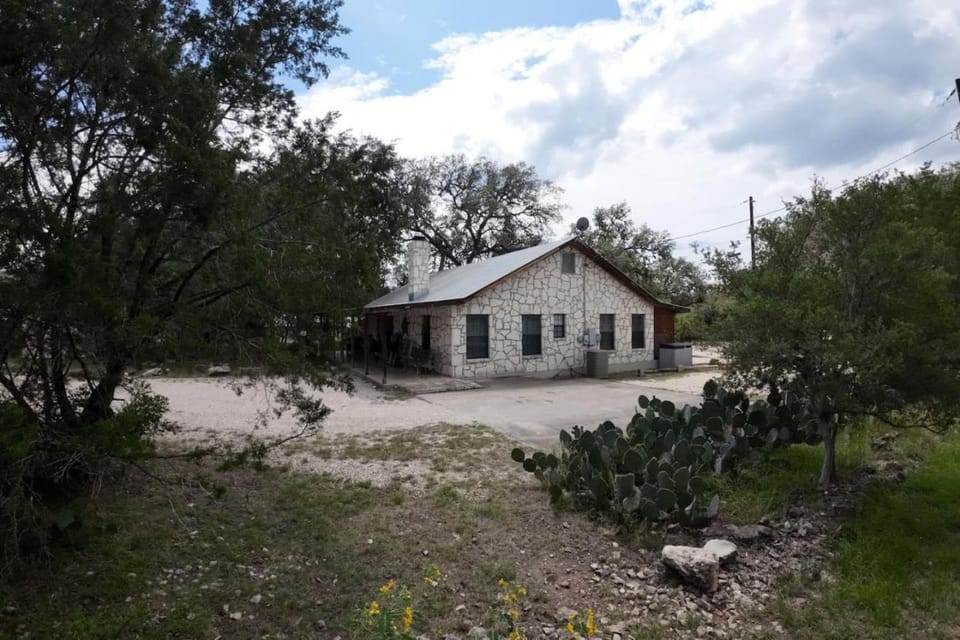 2 Homes Laurel Canyon and Cherokee Oaks House in Concan