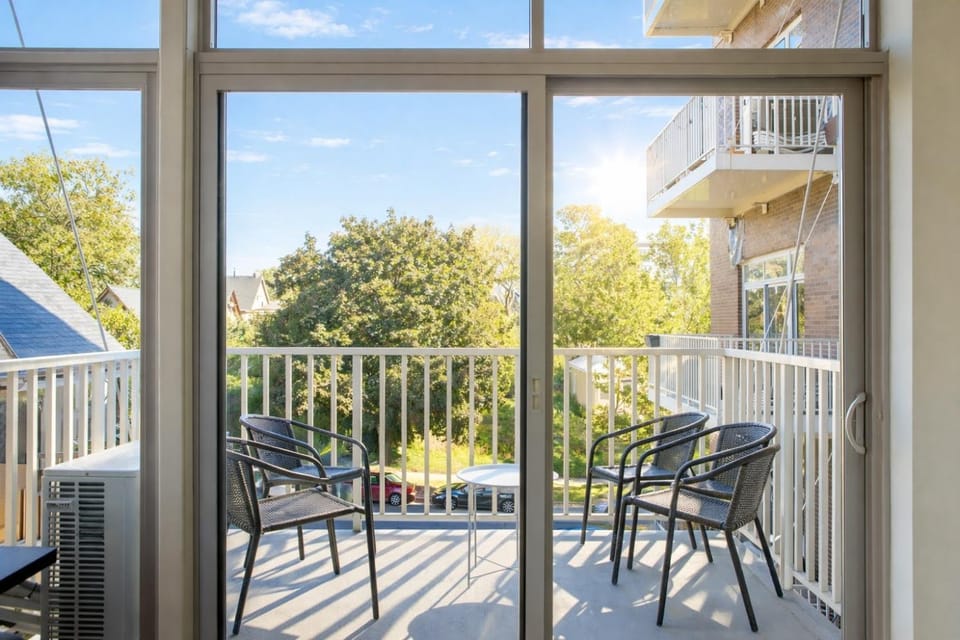 Brady St Oasis - Walkable & Quiet Neighborhood + Private Balcony - Sleeps 5 Apartment in Milwaukee