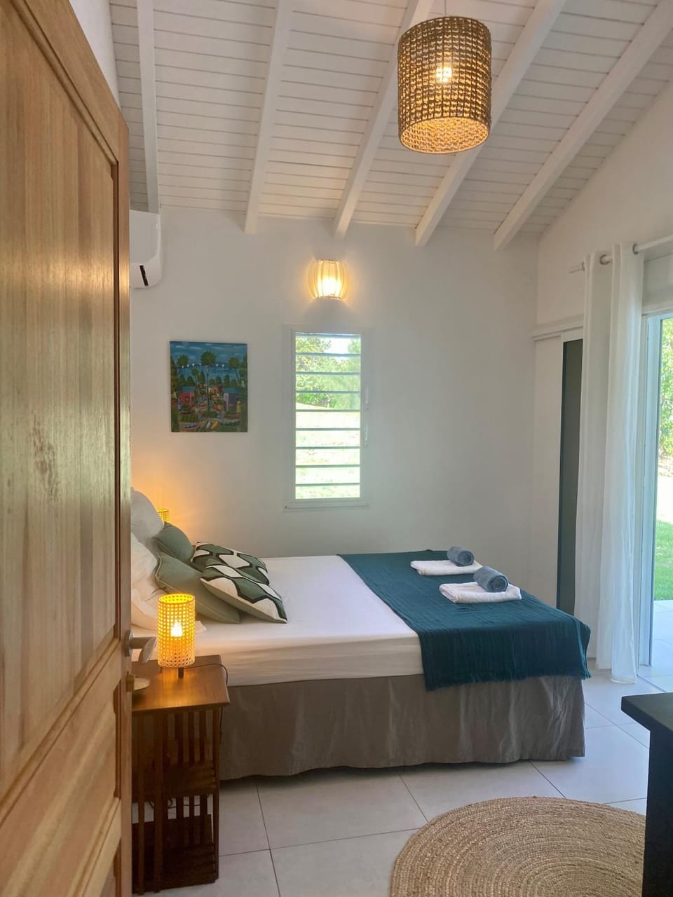 Bed, Photo of the whole room, Bedroom, towels