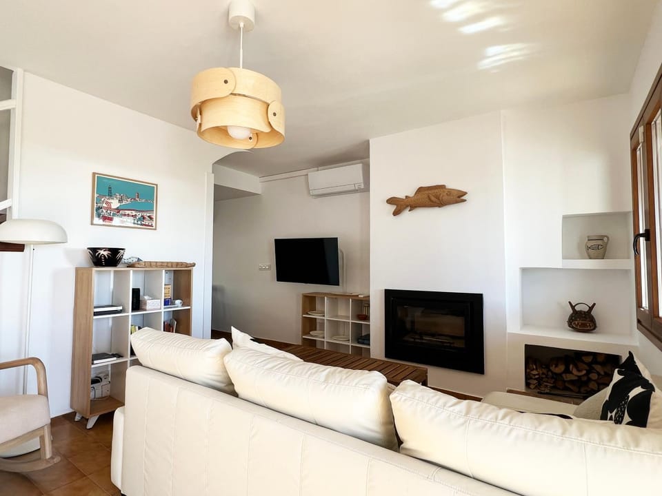 TV and multimedia, Kitchen or kitchenette, Living room, Seating area, air conditioner