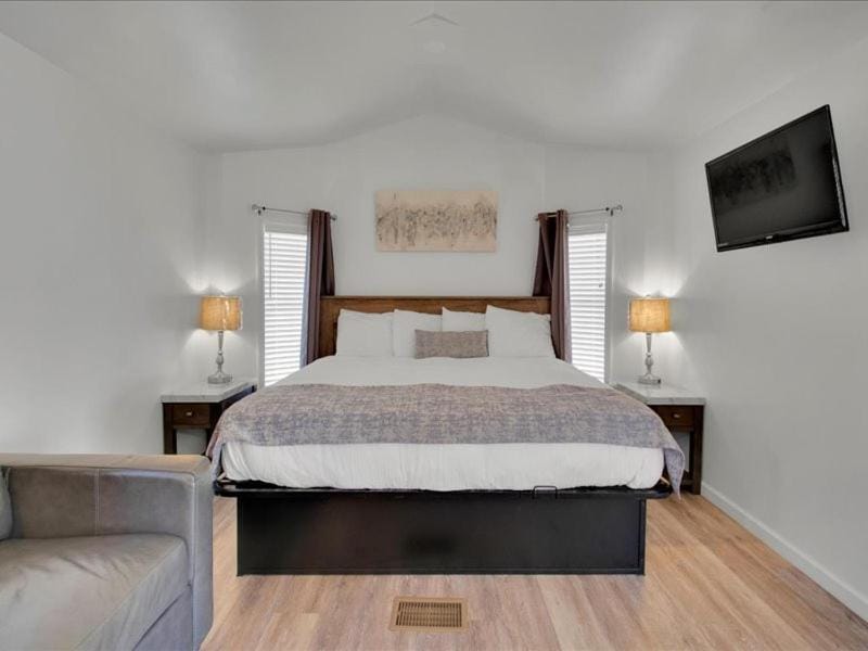 Studio Model Home with Parking Chalet in Pigeon Forge