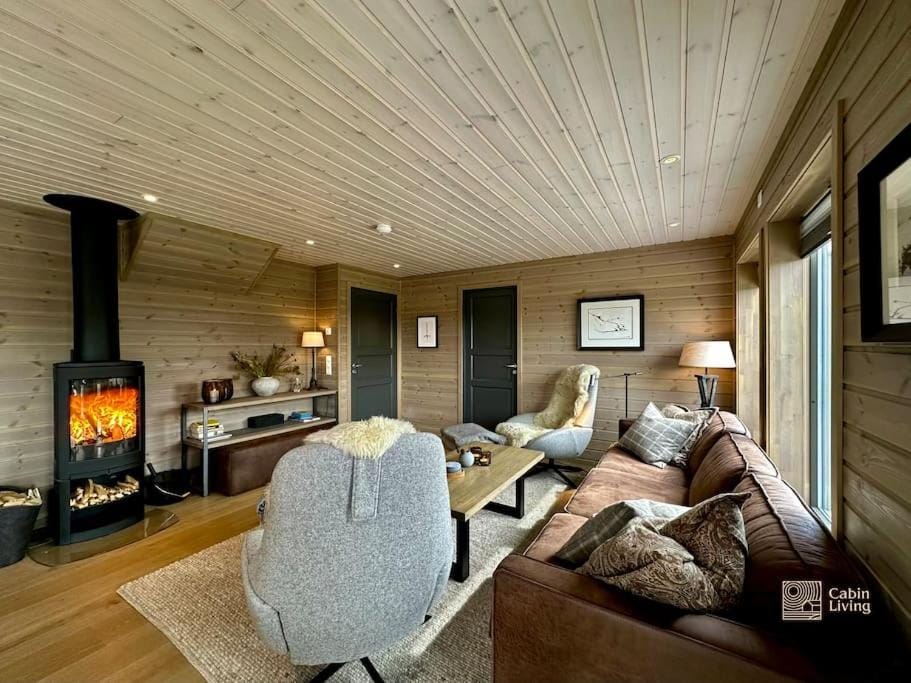 High standard cabin at Sjusjøen sauna, hot tub & ski trails right outside Cabin in Innlandet