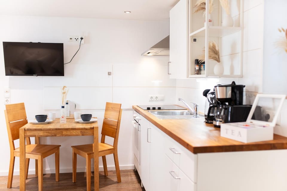 TV and multimedia, Coffee/tea facilities, Kitchen or kitchenette, Dining area, oven, pet friendly, stove, toaster