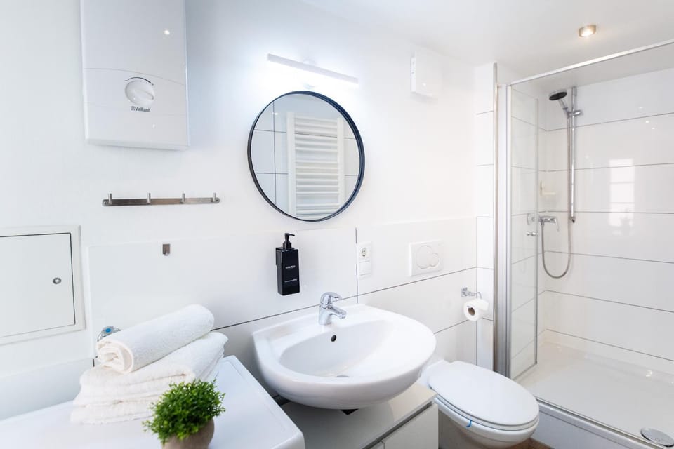 Shower, Toilet, Bathroom, towels