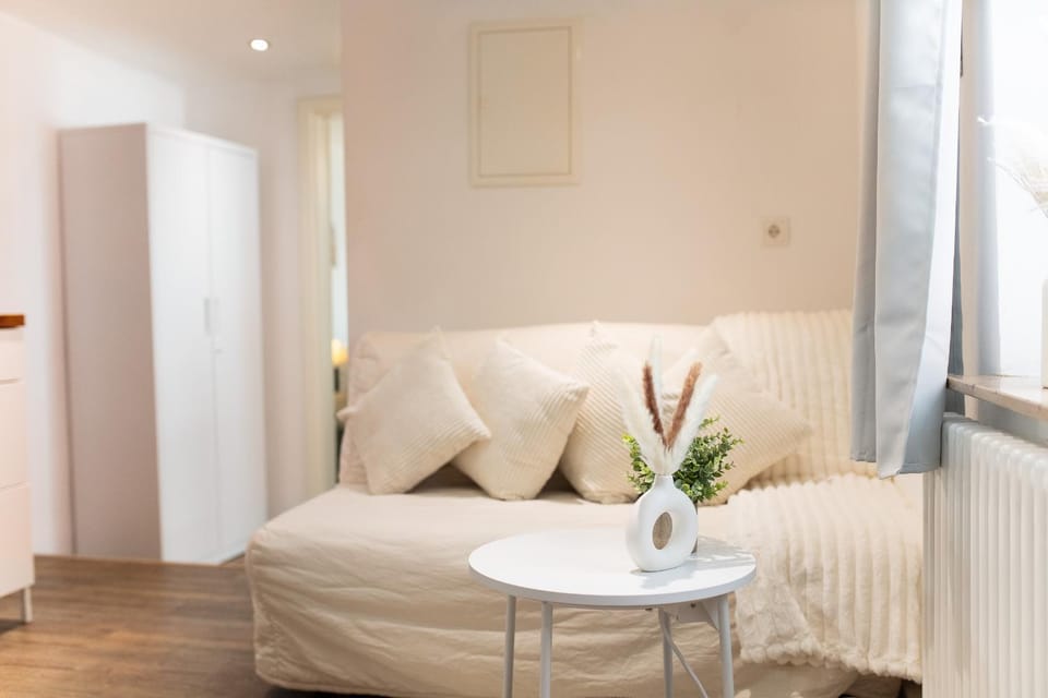 Bed, Living room, Photo of the whole room, Seating area