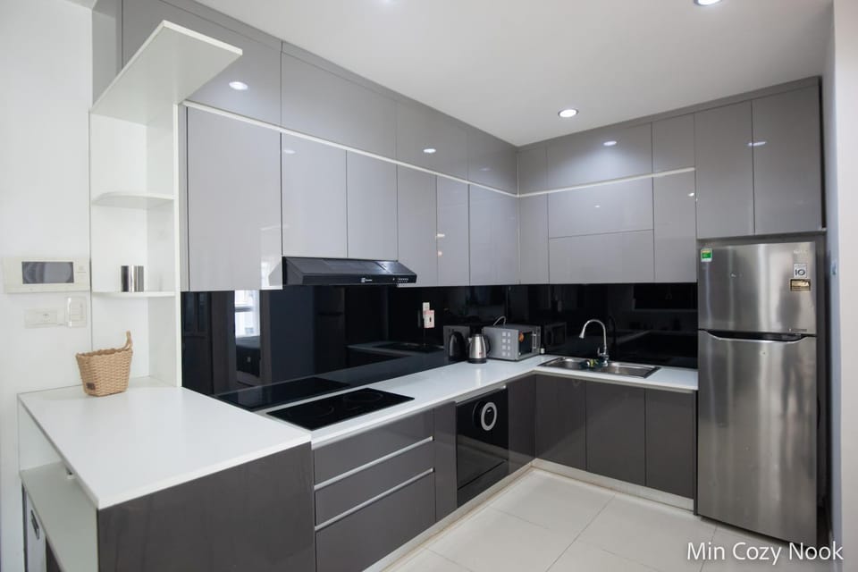 Kitchen or kitchenette, dishwasher, stove