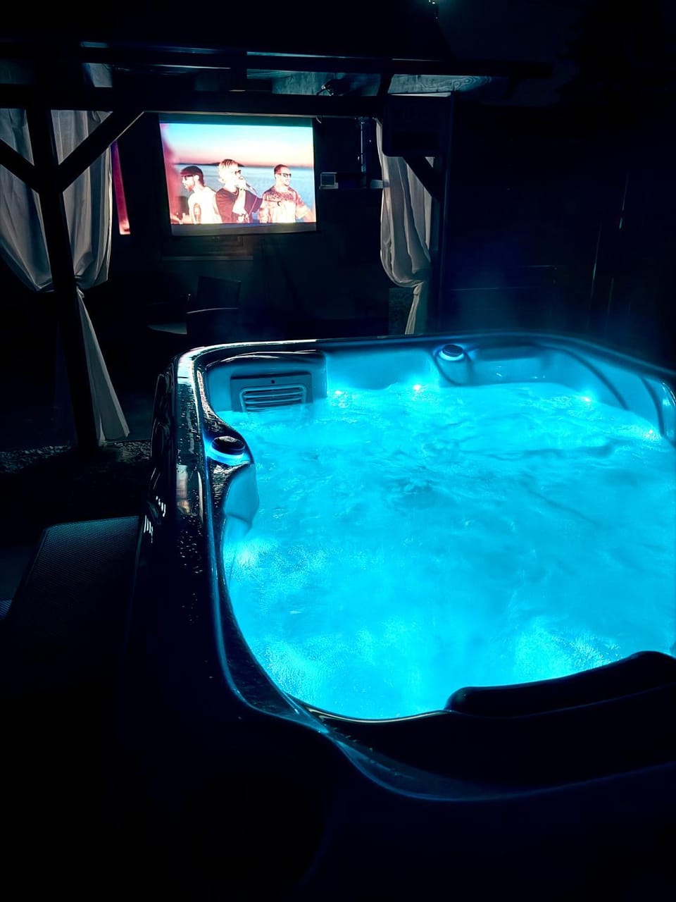 Hot Tub, TV and multimedia, Pool view