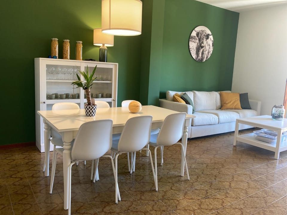 Living room, Photo of the whole room, Seating area, Dining area