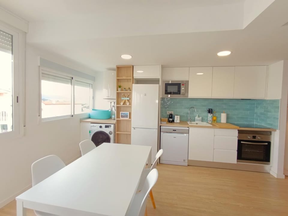 Coffee/tea facilities, Kitchen or kitchenette, dishwasher, microwave, oven, stove, toaster, washing machine, dryer, kitchen