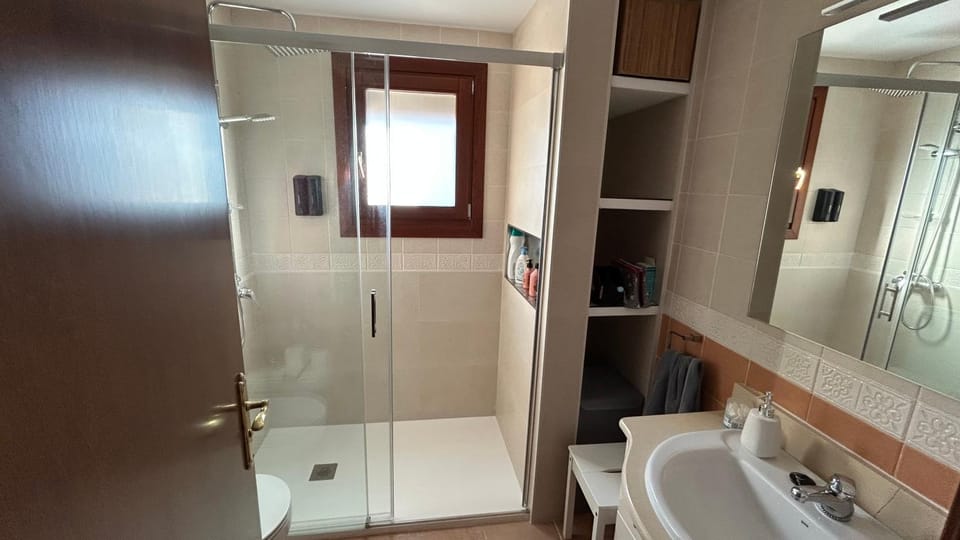 Shower, Toilet, Bathroom, towels
