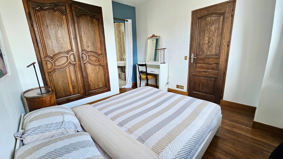 Bed, Photo of the whole room, Bedroom, wardrobe