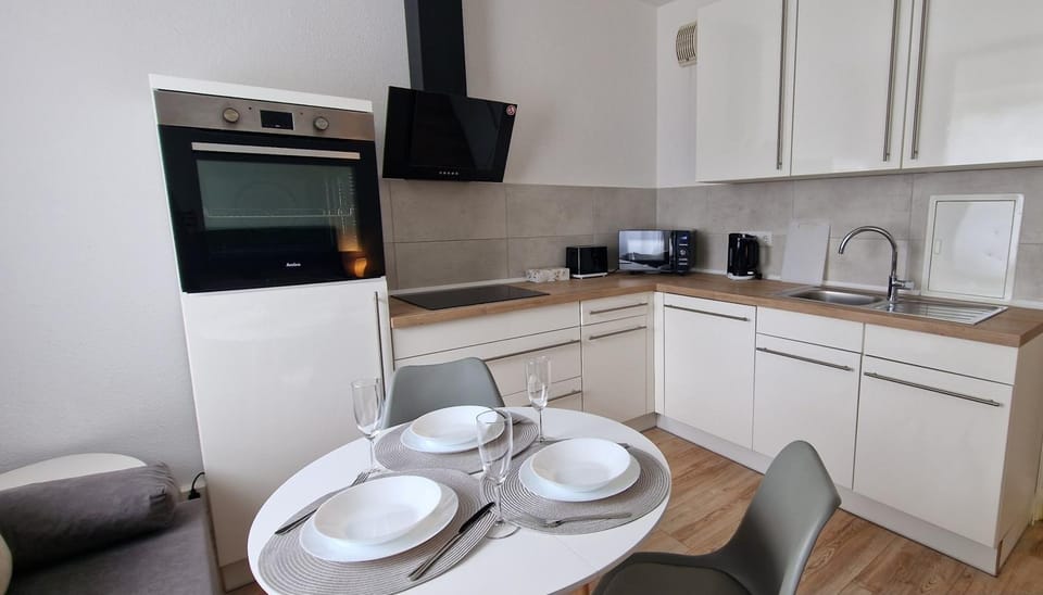 Coffee/tea facilities, Kitchen or kitchenette, Dining area, oven, stove, toaster