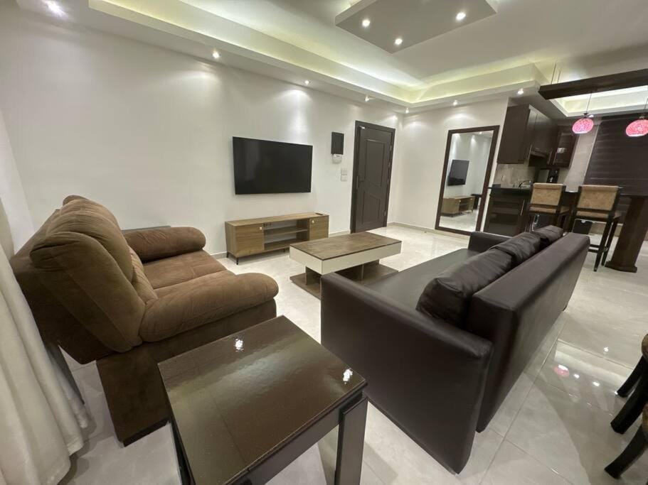 2 En-suite Rooms, Central & Spacious Apartment in Africa