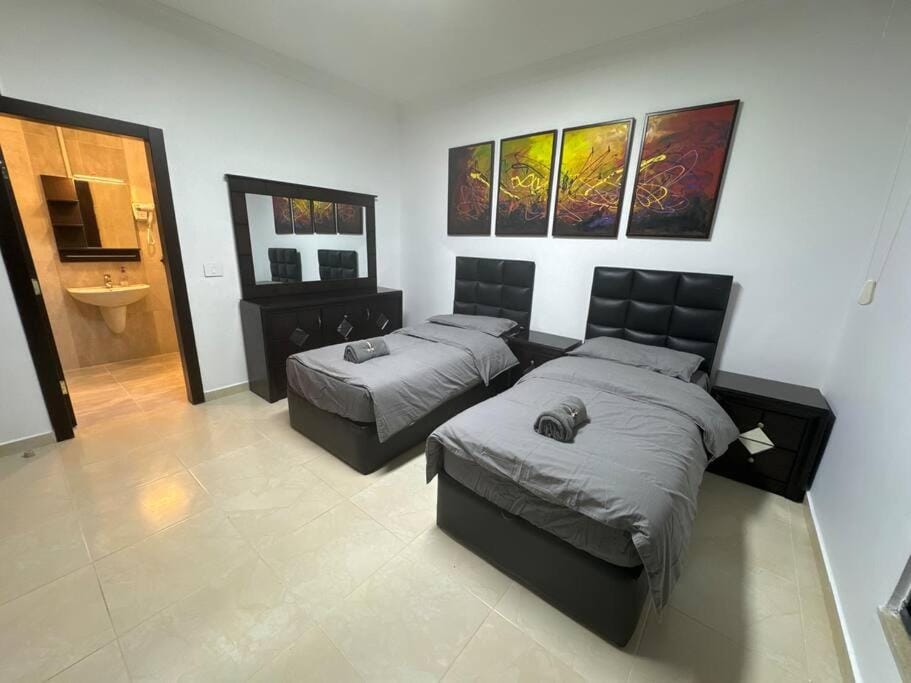 2 En-suite Rooms, Central & Spacious Apartment in Africa