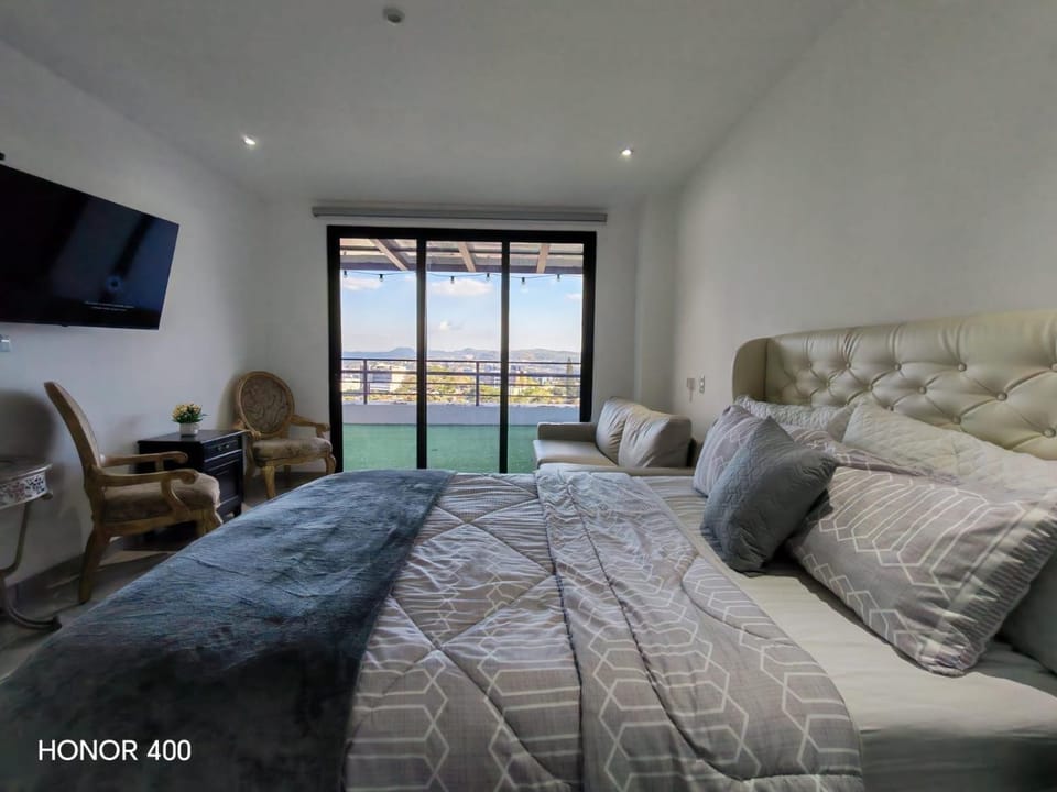 Bed, TV and multimedia, Photo of the whole room