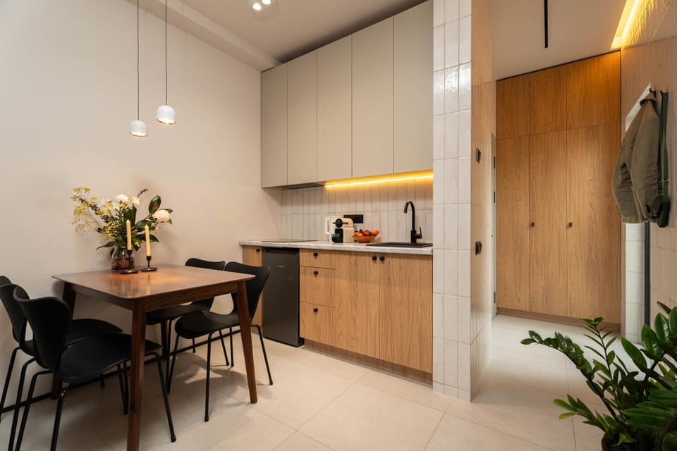 Coffee/tea facilities, Kitchen or kitchenette, Dining area, stove, wardrobe