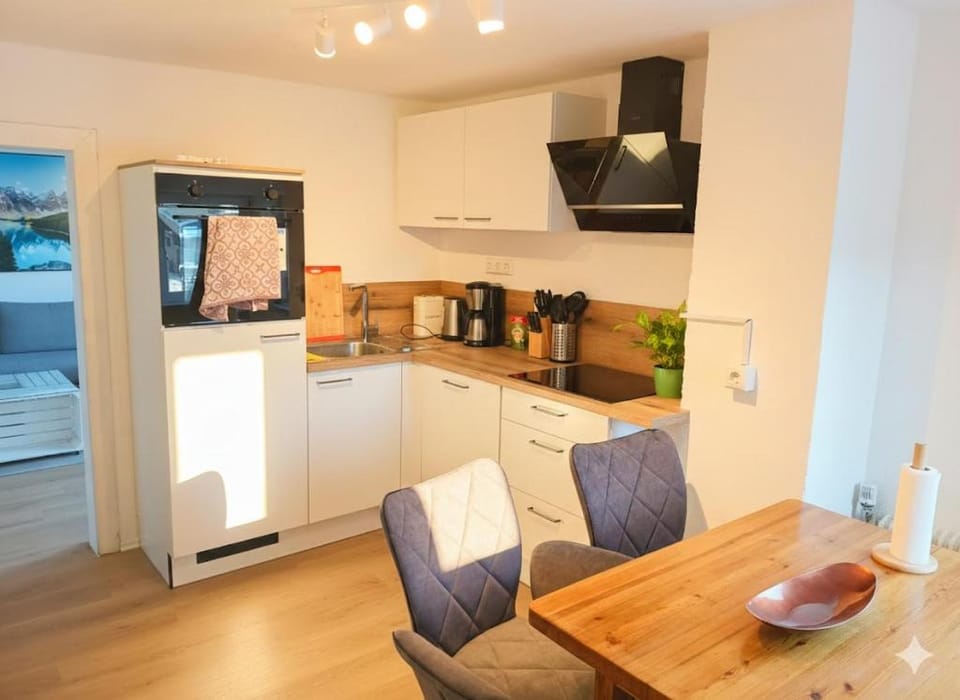 Coffee/tea facilities, Kitchen or kitchenette, Dining area, dishwasher, oven, stove, toaster