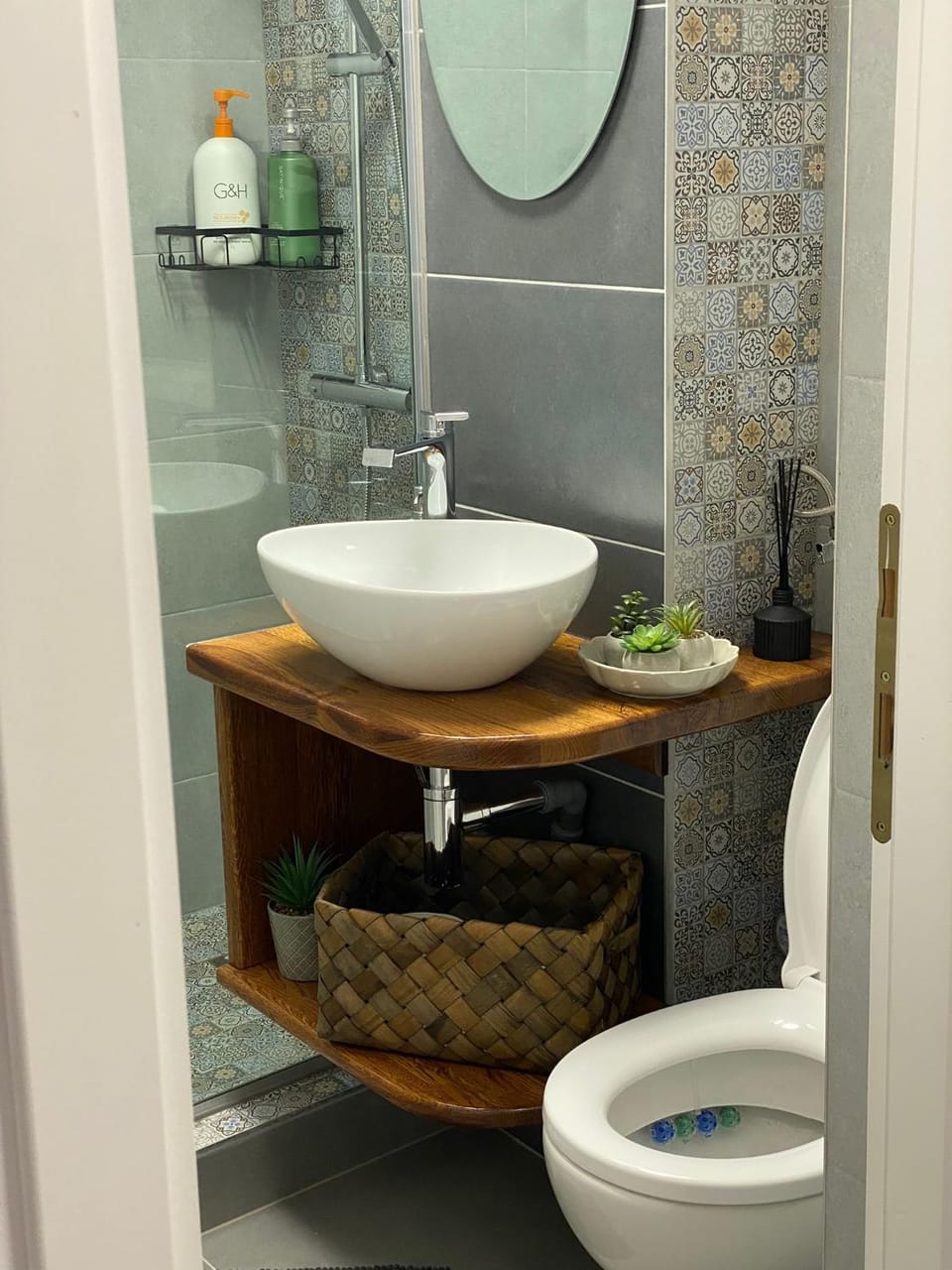 Shower, Bathroom, hair dryier